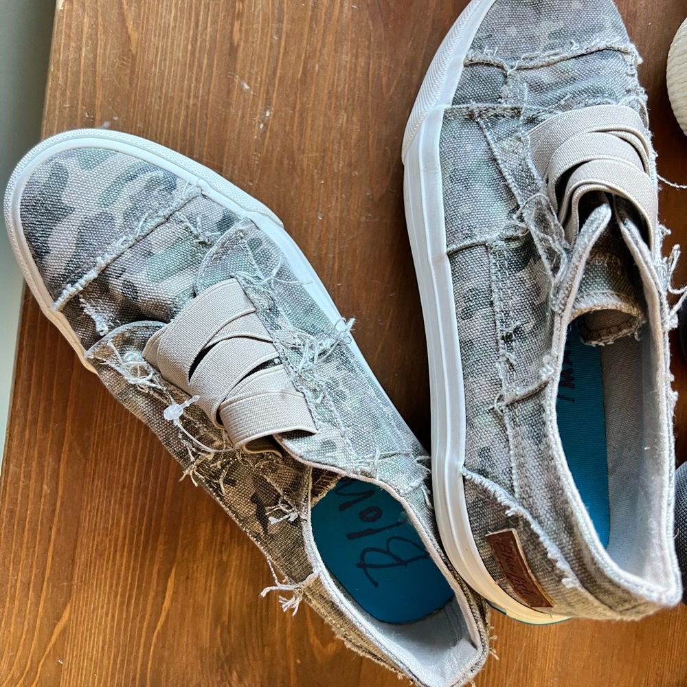 Camo Blowfish slip on sneaker sz 6.5